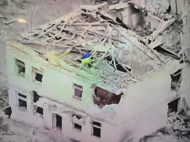 Bandiera ucraina issata dalla 47ª brigata meccanizzata «Magoura» sulla scuola distrutta di Robotyne