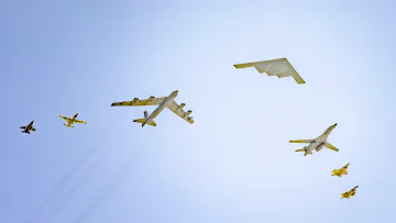 Un B-2 Spirit guida una formazione di bombardieri e caccia dell'U.S. Air Force