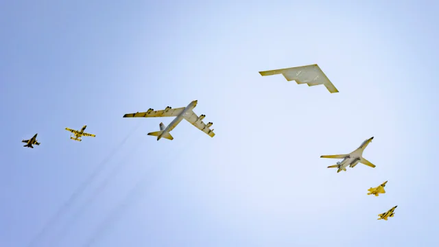 Un B-2 Spirit guida una formazione di bombardieri e caccia dell'U.S. Air Force