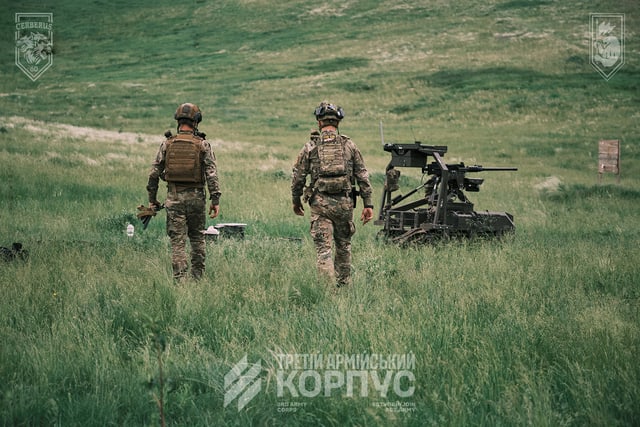 Militare ucraino durante l'addestramento con un veicolo terrestre senza equipaggio, 60ª Brigata meccanizzata.