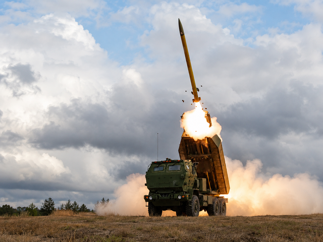 Un lanciatore M142 HIMARS statunitense apre il fuoco durante un'esercitazione in Svezia
