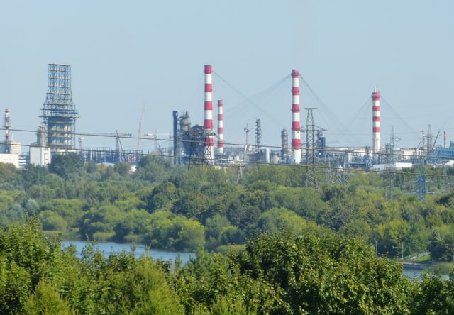 Veduta verso est dal ponte Brateevsky di Mosca; sullo sfondo è visibile parte della raffineria di Mosca.