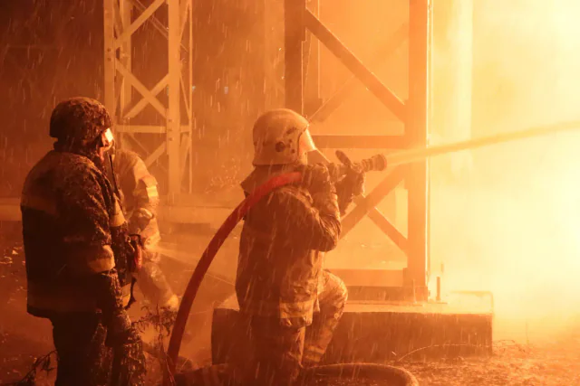 Incendio in un'infrastruttura energetica della regione di Kyiv dopo un attacco russo con droni Shahed