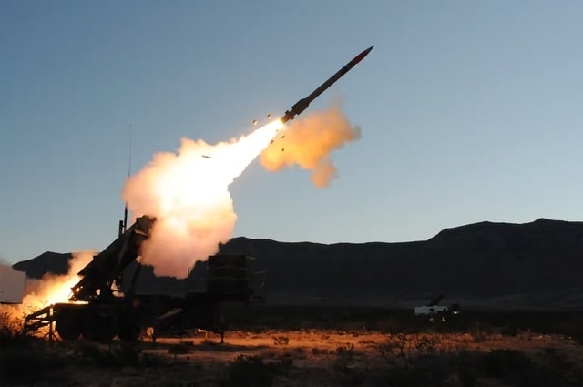 Un intercettore PAC-3 MSE in fase di lancio, accompagnato dalla scia luminosa del propulsore.