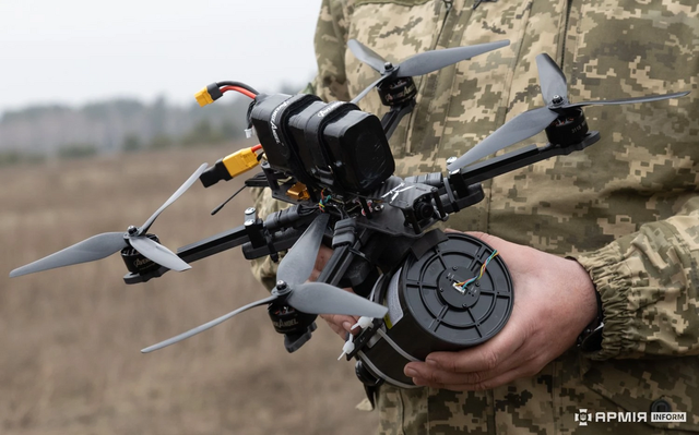 Drone FPV ucraino con canale di comunicazione in fibra ottica