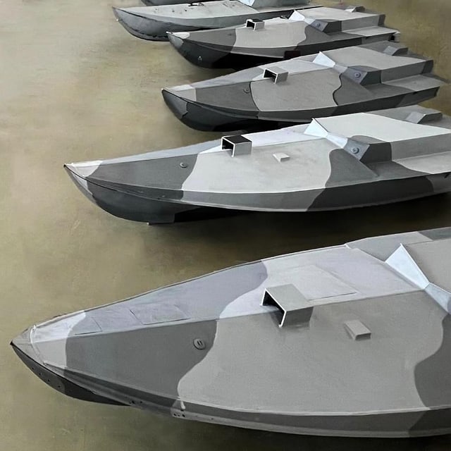 Droni navali ucraini Sea Baby disposti sulla riva