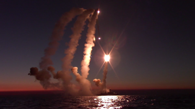 Lancio di un missile da crociera Kalibr da una corvetta russa della classe Buyan-M nel Mar Nero
