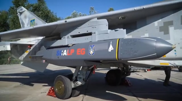 Un missile da crociera SCALP EG montato sotto l'ala di un Su-24M ucraino.